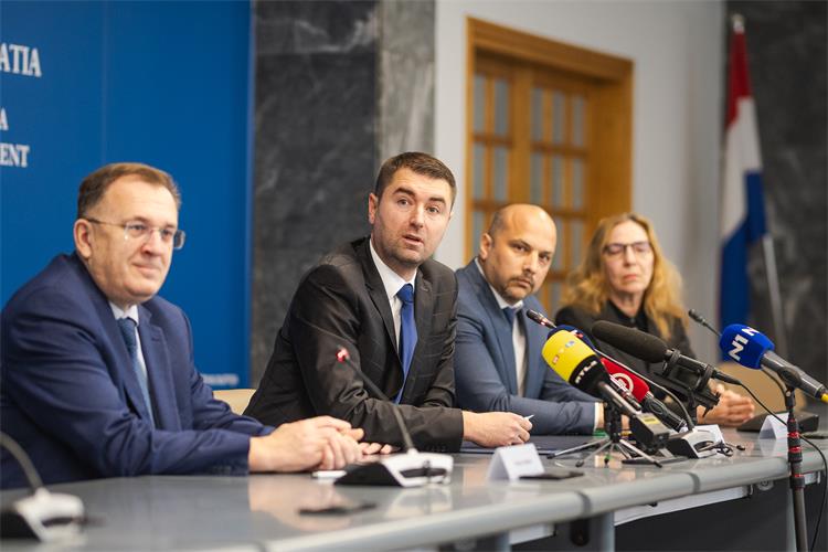 Slika /slike/Vijesti/2022/NPOO potpisivanje ugovora 1.jpg